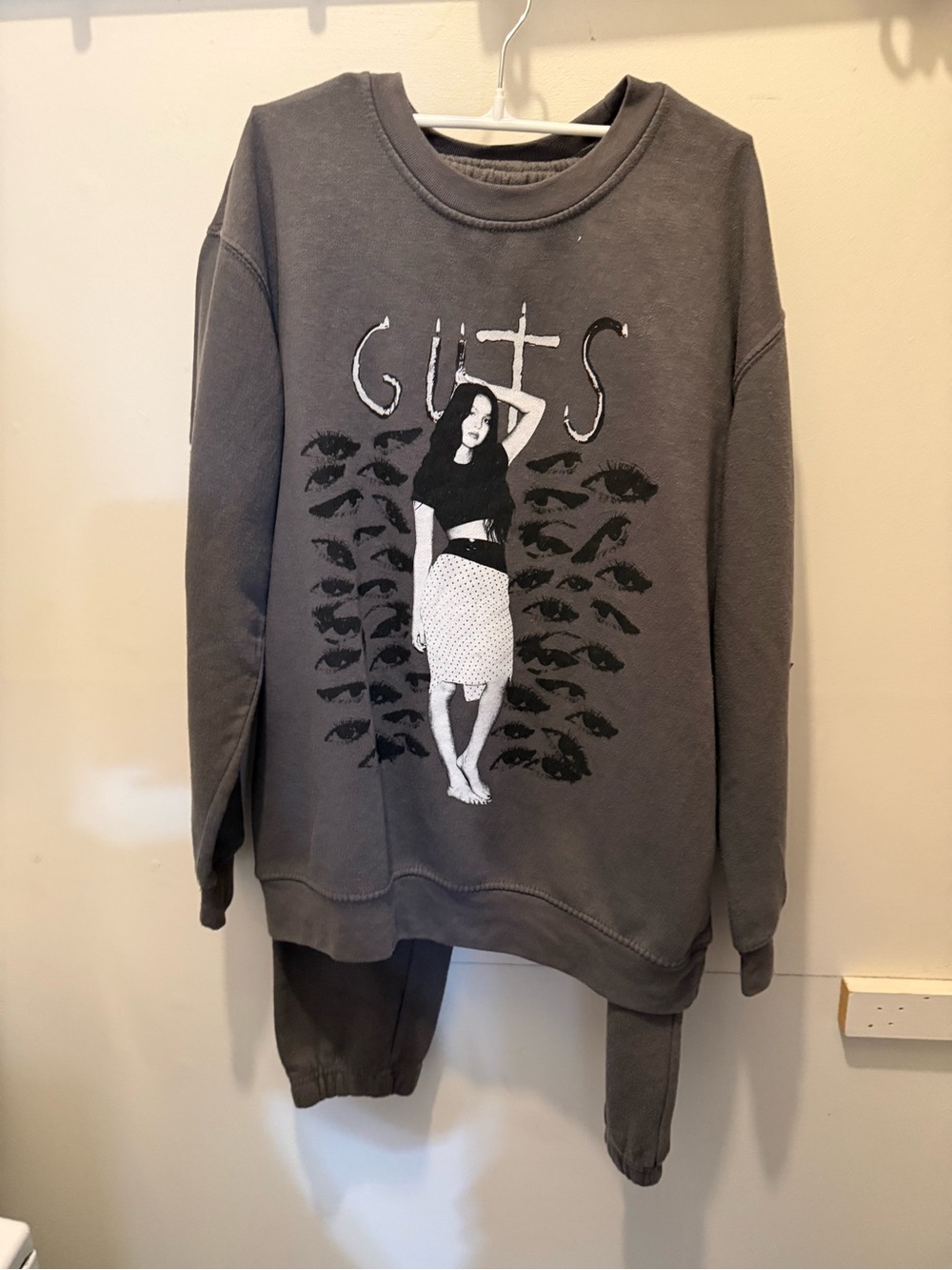 Olivia Rodrigo sweat shirt and matching pants (XL)